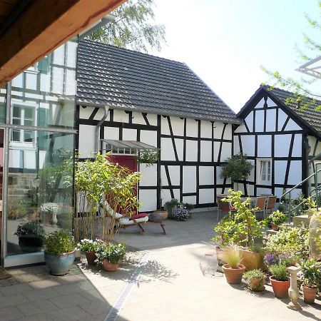 Ferienhaus im Fachwerkhof 'Haus in Bewegung' Seelscheid Exterior foto