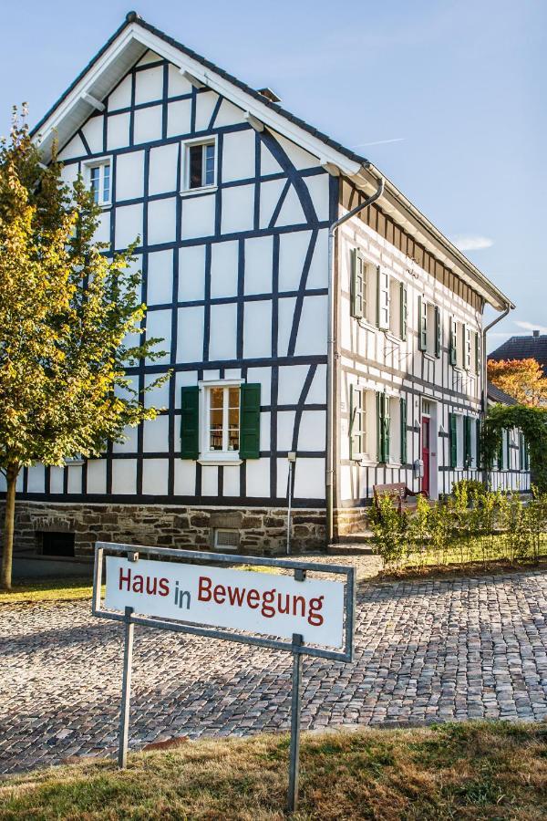 Ferienhaus im Fachwerkhof 'Haus in Bewegung' Seelscheid Exterior foto